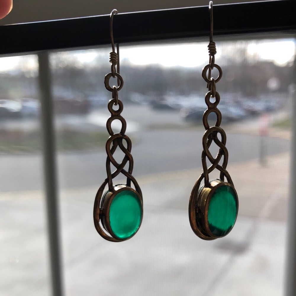 Celtic knot drop earrings, green stone - Picture 3 of 4
